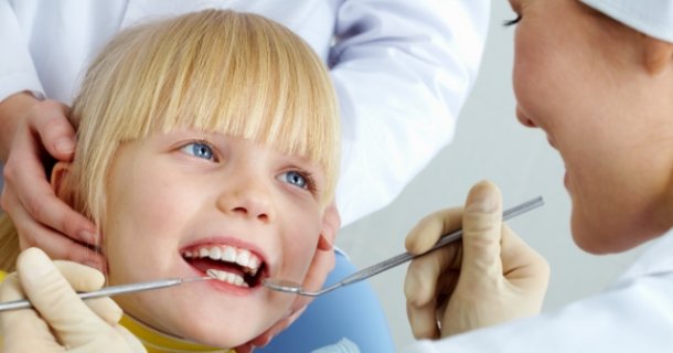 Zahnarztuntersuchung bei Kindern