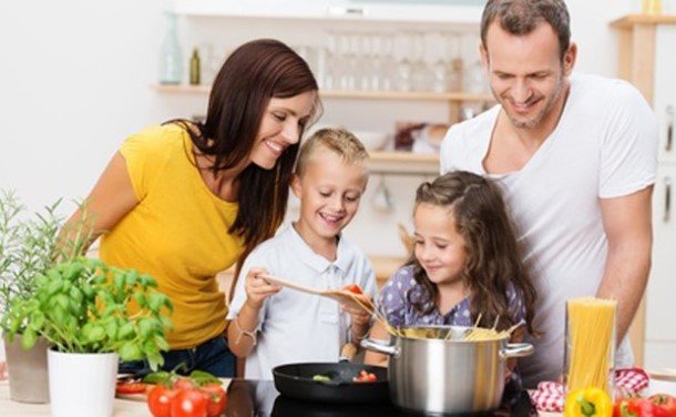 Familie beim Kochen